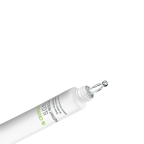 Detailopname van de geopende Natura Bissé S.O.S. Instant Rescue tube met een druppel transparant serum op de precisie-applicator.