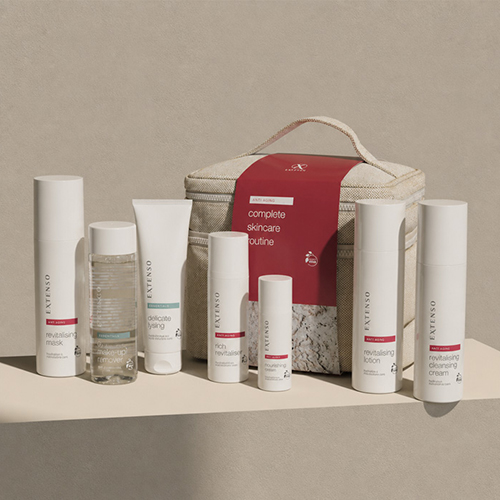 Extenso complete skincare routine anti aging set in een beige toilettas met diverse verzorgingsproducten zoals een gezichtsmasker reinigingscreme en lotion