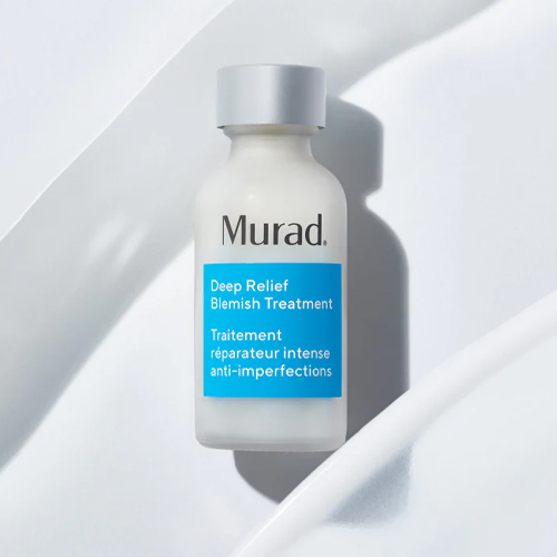 Sfeerfoto van een flesje Murad Deep Relief Blemish Treatment op een witte ondergrond
