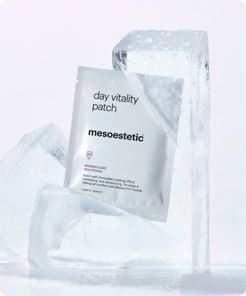 Een wit zakje van de mesoestetic day vitality patch geplaatst tussen blokken ijs voor een frisse uitstraling