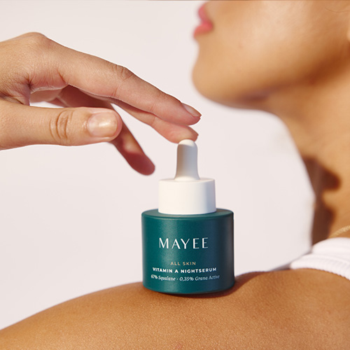 Zo gebruik je MAYEE Vitamin A Nightserum breng-het-serum-aan-op-een-gereinigde-huid