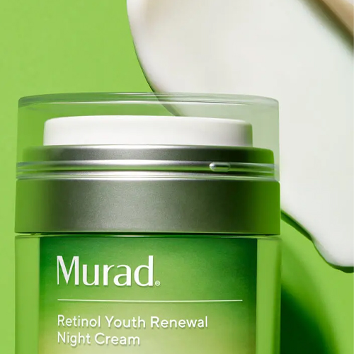 Potje Murad Retinol Youth Renewal Nachtcrème met rijke crème textuur op de achtergrond