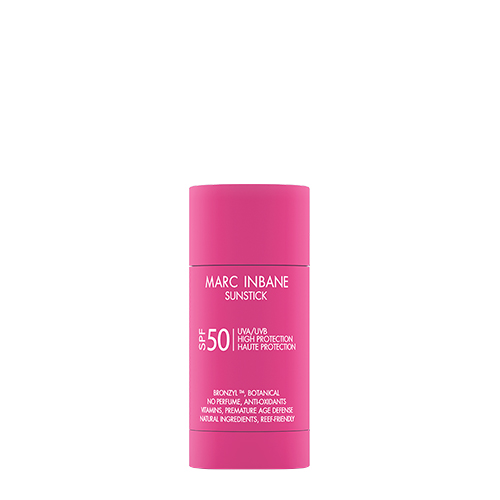 Een productafbeelding van de Marc Inbane Sunstick SPF 50 in een zwarte verpakking met de roze stick omhoog gedraaid tegen een witte achtergrond