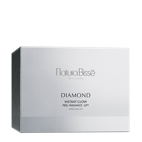 Een grote verpakking van de Natura Bissé Diamond Instant Glow kuur met twaalf ampullen, overzichtelijk gepresenteerd op een witte achtergrond.