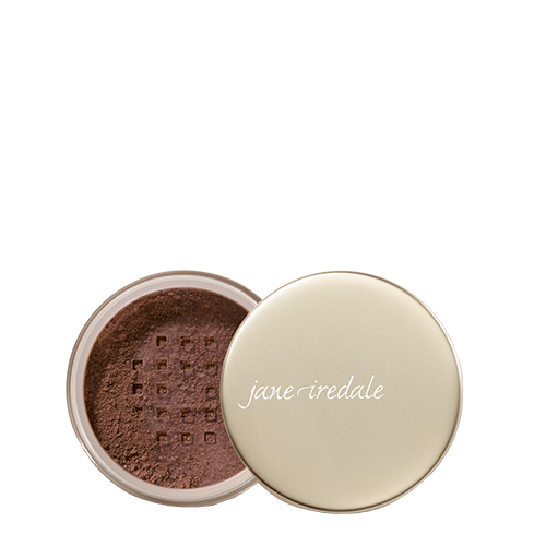 Bovenaanzicht van de geopende pot Jane Iredale Amazing Base Loose Mineral Powder in Mahogany op een witte achtergrond. Links is het transparante zeefje met donker mahoganybruine poeder zichtbaar en rechts het goudkleurige deksel.