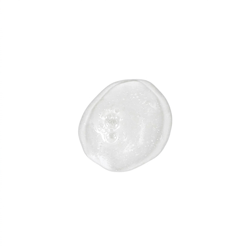 Een transparante, gel-achtige swatch van gezichtsreiniger met kleine luchtbelletjes, wat een fris en zuiverend gevoel geeft.