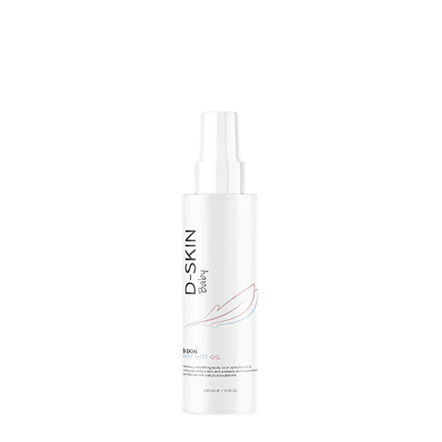 Een witte sprayflacon van het merk D-SKIN met de naam Baby Mist Oil en een inhoud van 100ml, staand tegen een witte achtergrond.
