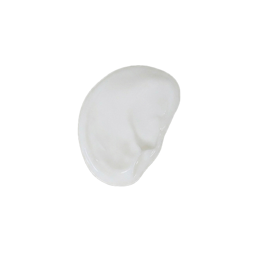 Een ronde, volle klodder witte nachtcrème met een zachte textuur, klaar om de huid gedurende de nacht te herstellen.