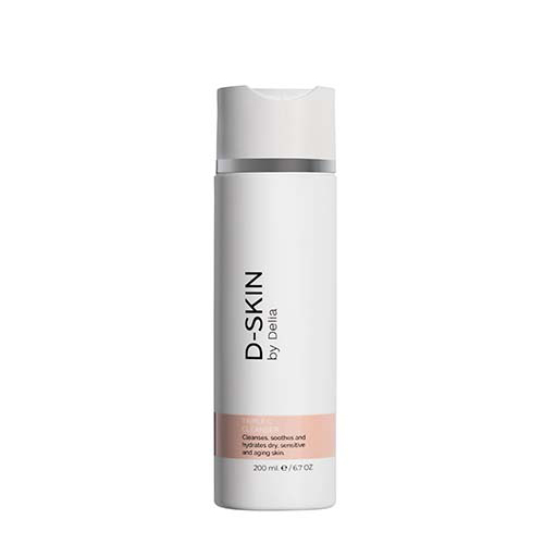 Een witte flacon van het merk D-SKIN met de naam Triple C Cleanser en een inhoud van 450ml, staand tegen een witte achtergrond.