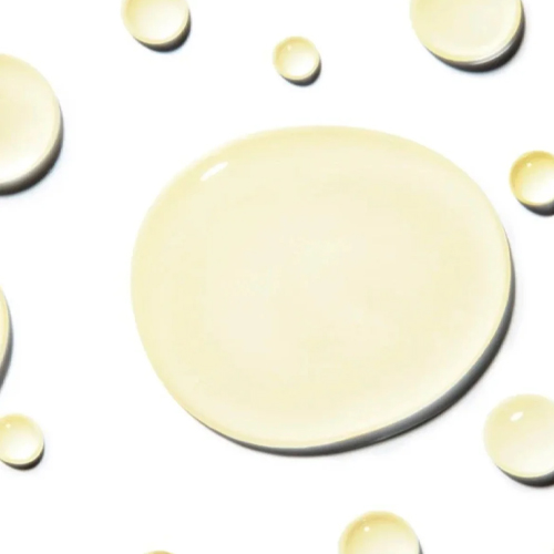 Druppels en textuur van het Murad Rapid Dark Spot Correcting Serum op een wit oppervlak