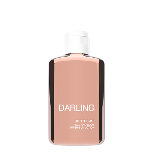 Een vooraanzicht van een luxe koperkleurige flacon Darling Soothe Me After-Sun Lotion voor gezicht en lichaam met een witte dop tegen een witte achtergrond.