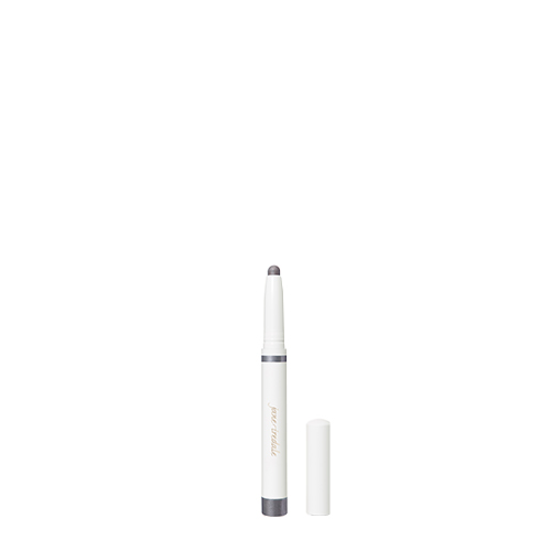 De geopende oogschaduwstick toont een glanzende, donkergrijze tot blauwe punt naast de witte dop.