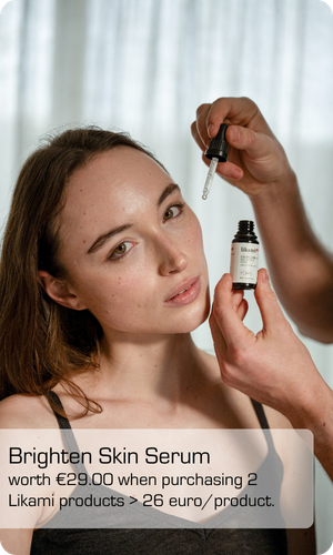Close-up van een model terwijl een hand het Likami Brighten Skin Serum met een pipet aanbrengt, met een banner die de aanbieding t.w.v. €29,00 uitlegt.