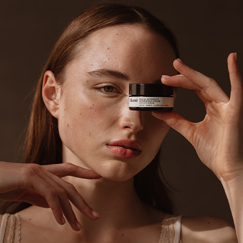 Onze Facial Intensive Hydrating Cream is een essentieel onderdeel van je dagelijkse huidverzorgingsroutine.  langdurige-hydratatie-met-likami-facial-intensive-hydrating-cream