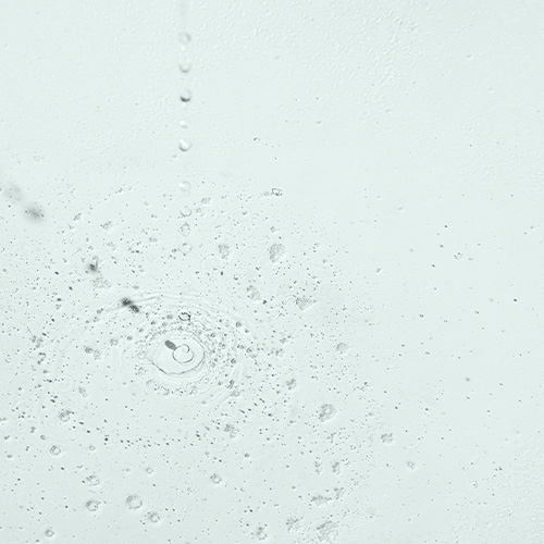 Close-up van de vloeibare, transparante textuur van de IMAGE Skincare Clear Cell Clarifying Tonic met kleine luchtbelletjes.