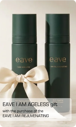 Twee donkergroene EAVE-flacons met een crèmekleurige strik. De tekst vermeldt dat de EAVE I AM AGELESS een cadeau is bij aankoop van de EAVE I AM REJUVENATING.