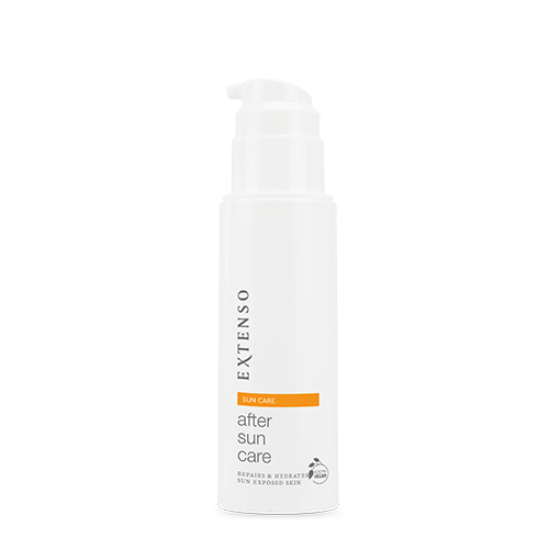 Een witte flacon Extenso After Sun Care voorzien van een pompje, ontworpen voor het herstellen en hydrateren van de huid na blootstelling aan de zon, met een 100% vegan keurmerk.