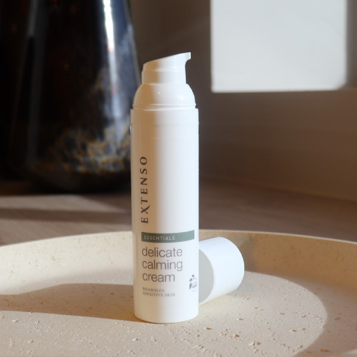 Flacon Extenso Delicate Calming Cream in een kalme, esthetische setting.