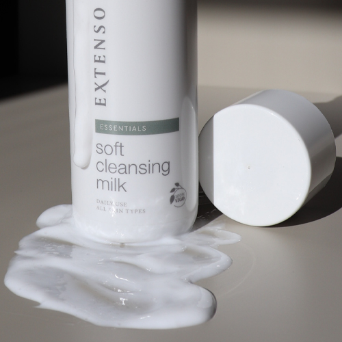 Fles Extenso soft cleansing milk met geopend dopje en gemorste reinigingsmelk