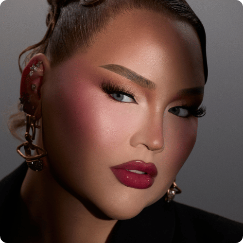 Een close-up van NikkieTutorials met een dramatische avondmake-up look inclusief donkere lippenstifttint van Nimya.