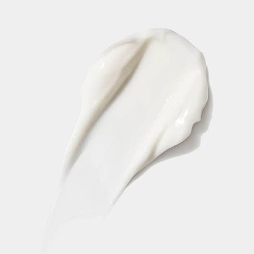 Een smeerbare veeg van witte hydraterende crème die de textuur van het iS Clinical product laat zien op een lichte achtergrond
