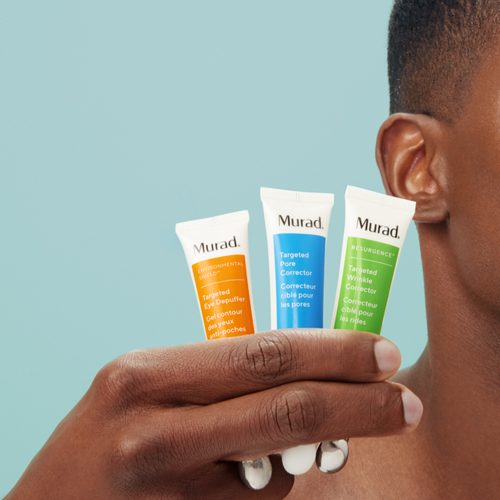 Persoon die verschillende Murad corrector tubes vasthoudt bij het oor