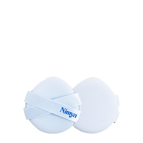 Twee lichtblauwe, druppelvormige poederdonsjes van Nimya. Eén donsje toont de voorkant met een gekruist satijnen lint en het blauwe logo, de andere ligt er deels achter.