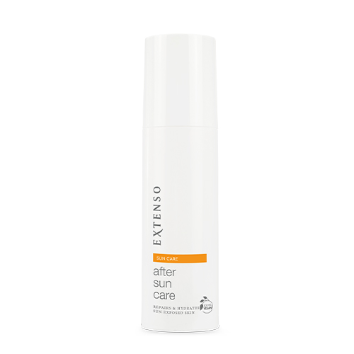 Een witte flacon Extenso After Sun Care huidverzorgingsproduct, bedoeld voor het herstellen en hydrateren van door de zon blootgestelde huid, met een 100% vegan keurmerk.