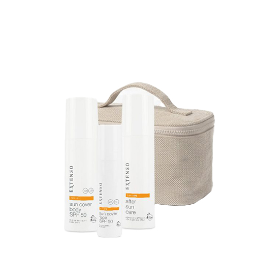 Een Extenso zonverzorgingsset bestaande uit drie flacons: Sun Cover Body SPF 50, Sun Cover Face SPF 50 en After Sun Care, geplaatst voor een beige toilettas.