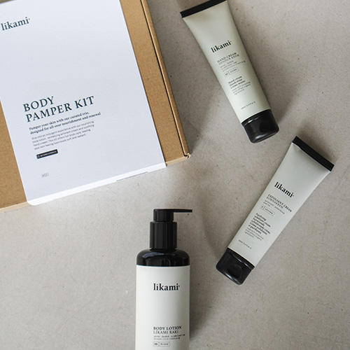 Laat je meevoeren door een heerlijke ervaring met onze verzorgende bodylotion, frisse scrubcrème en zachte handcrème.  body-pamper-lichaamsverzorgingsset-van-likami