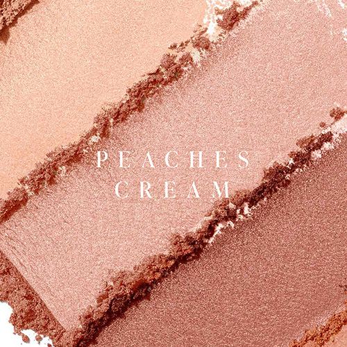 Swatch van de Jane Iredale PureBronze kleur Peaches and Cream, tonende zachte perzik- en roze-achtige tinten.