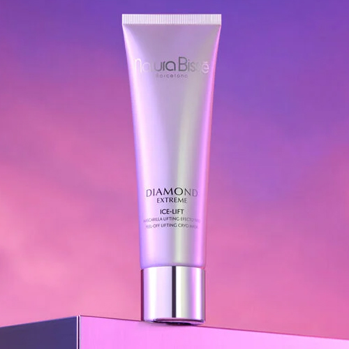 Een pot Natura Bissé Diamond Extreme Ice Lift masker gepresenteerd op een modern plateau tegen een zachte beige achtergrond met abstracte vormen.