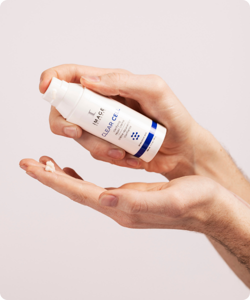 IMAGE-Skincare-CLEAR-CELL-Clarifying-Repair-Crème-48gr-textuur-zichtbaar-op-hand-dop-van-product-af
