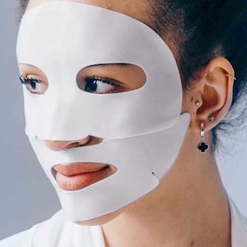 Een model draagt het witte HydroPeptide PolyPeptide Collagel Face Mask gezichtsmasker