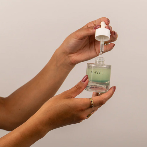Breng het MAYEE Bluelight Serum aan met het pipetje je-hebt-maar-een-druppel-nodig-van-het-bluelight-serum-van-mayee