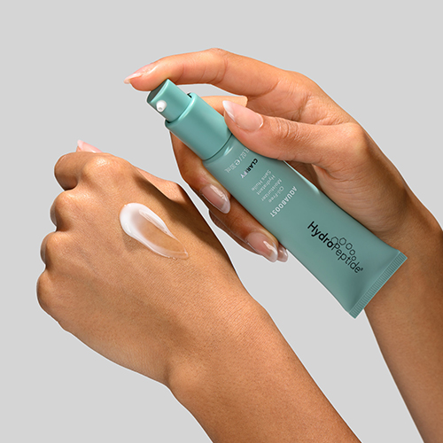 Hand van een model brengt HydroPeptide Aquaboost olievrije moisturizer aan op de handrug