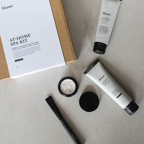Laat je onderdompelen in een luxe spa-belevenis bij jou thuis met ons voedende gezichtsmasker, handige maskerkwast, zachte peeling exfoliant, en hydraterende crème. at-home-spa-kit-huidverzorgingsset-van-likami