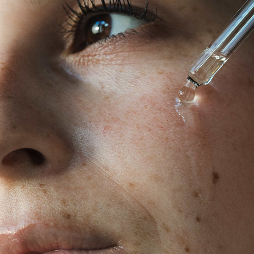 Likami Facial Oil Serum met macadamia olie, camellia olie en zoete amandelolie voedenden-en-versterkend-anti-aging-gezichtsserum-van-likami