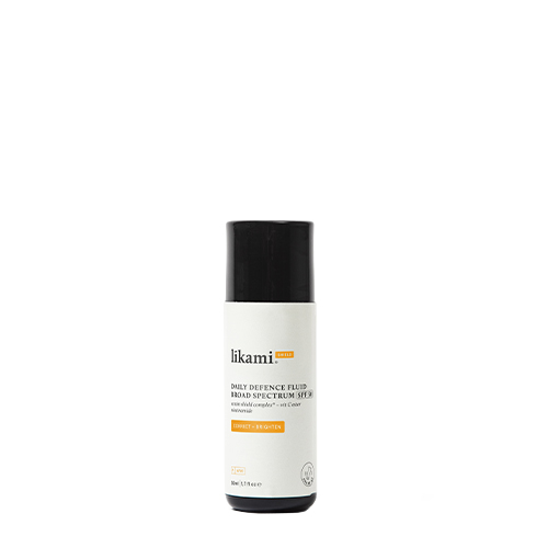 Studiofoto van de Likami Daily Defence Fluid SPF50 flacon met het oranje label 'Correct + Brighten'.