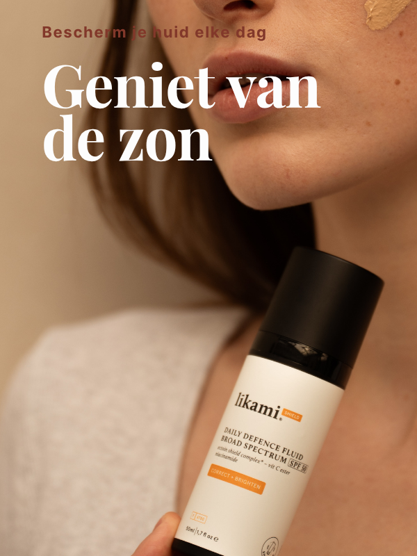 Een vrouw houdt een fles Likami Daily Defence Fluid SPF 50 vast. De tekst op de afbeelding luidt: "Bescherm je huid elke dag. Geniet van de zon."