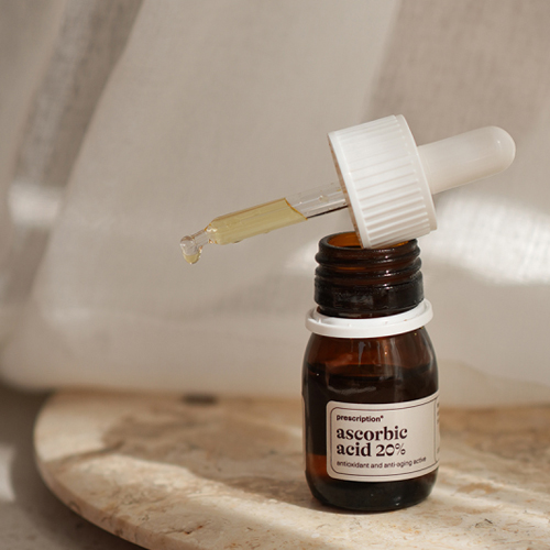 Bruin flesje prescription ascorbic acid 20 procent met een druppelaar waar een druppel aan hangt