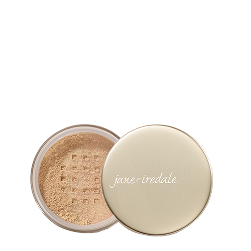 Bovenaanzicht van de geopende pot Jane Iredale Amazing Base Loose Mineral Powder in Latte op een witte achtergrond. Links is het transparante zeefje met warme latte-beige poeder zichtbaar en rechts het goudkleurige deksel.