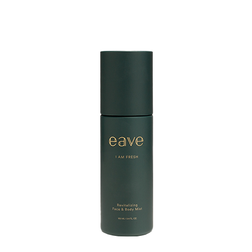 Een minimalistische, donkergroene sprayflacon van Eave I AM FRESH Revitalizing Face & Body Mist met gouden belettering tegen een witte achtergrond.