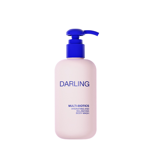 Een studio-opname op een witte achtergrond van een lichtroze fles Darling Multi-Biotics Hydrating and Balancing Body Wash, voorzien van een praktische, kobaltblauwe pompdop. De merknaam en productdetails zijn in blauw op de fles gedrukt.