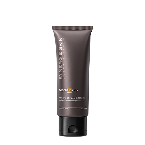 Een studio productfoto van een staande bruingrijze tube Synergie Skin MediScrub mineral physical exfoliant van 100ml met een zwarte klikdop tegen een witte achtergrond.