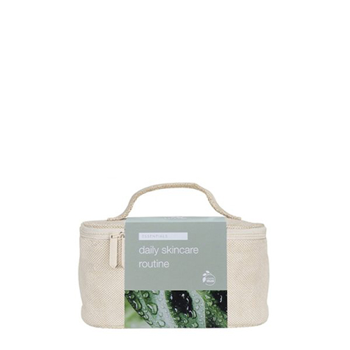 De verpakte set van de Extenso dagelijkse huidverzorgingsroutine voor essentieel gebruik, in een beige toilettas met een groen label met blad- en waterdruppelafbeelding.