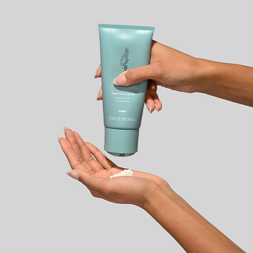 Hand die HydroPeptide Purifying Cleanser uitknijpt in een open handpalm