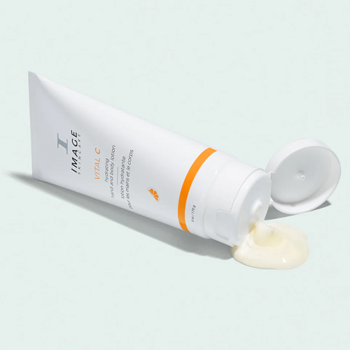 Een witte tube VITAL C Hydrating Hand and Body Lotion waar een toefje witte crème uit de dop komt.