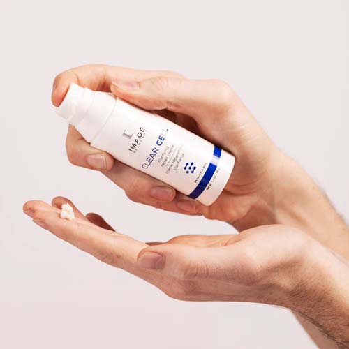 Het doseren van de Image Skincare Clear Cell Clarifying Repair Crème