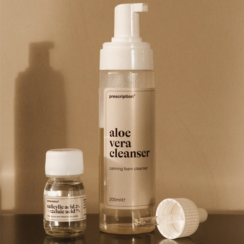 Flesje salycilic acid azelaic acid naast een aloe vera cleanser en losse pipet